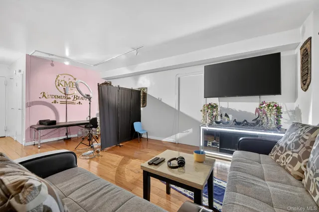 $250,000 | 5 Fordham Hill Ovl, Unit 9F | University Heights