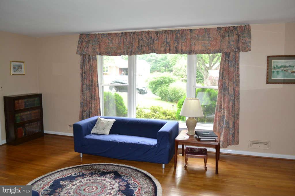 1005 Dunblane Road Baltimore, MD 21286 - Photo 6 of 30 Living Room
