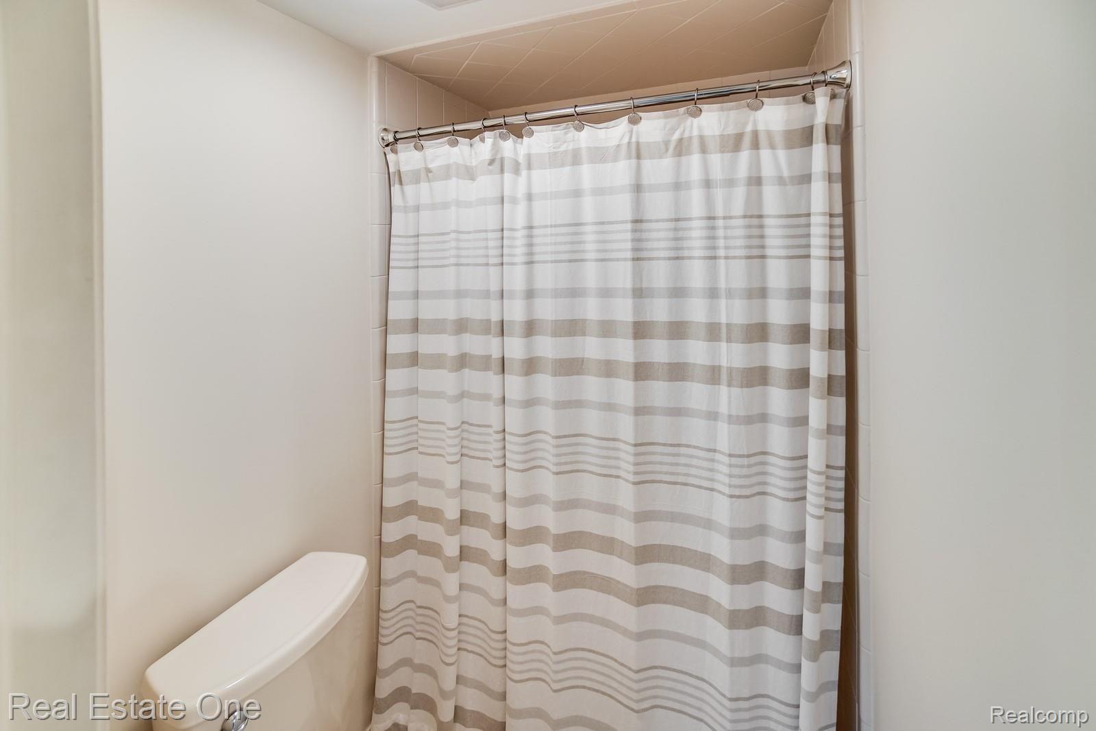 620 Charlesina Drive Rochester, MI 48306 - Photo 26 of 34 DSC01918.jpg