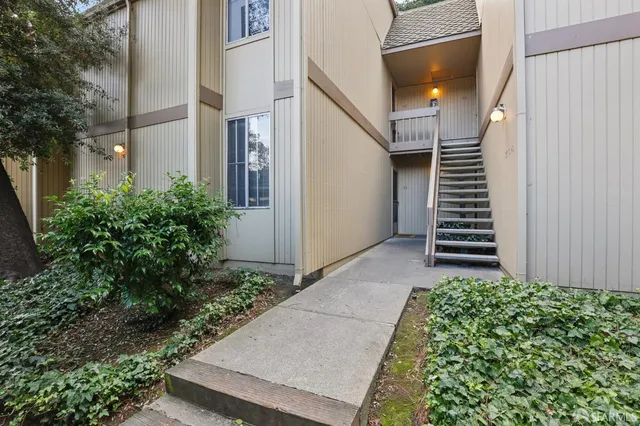 a view of a entrance of the house