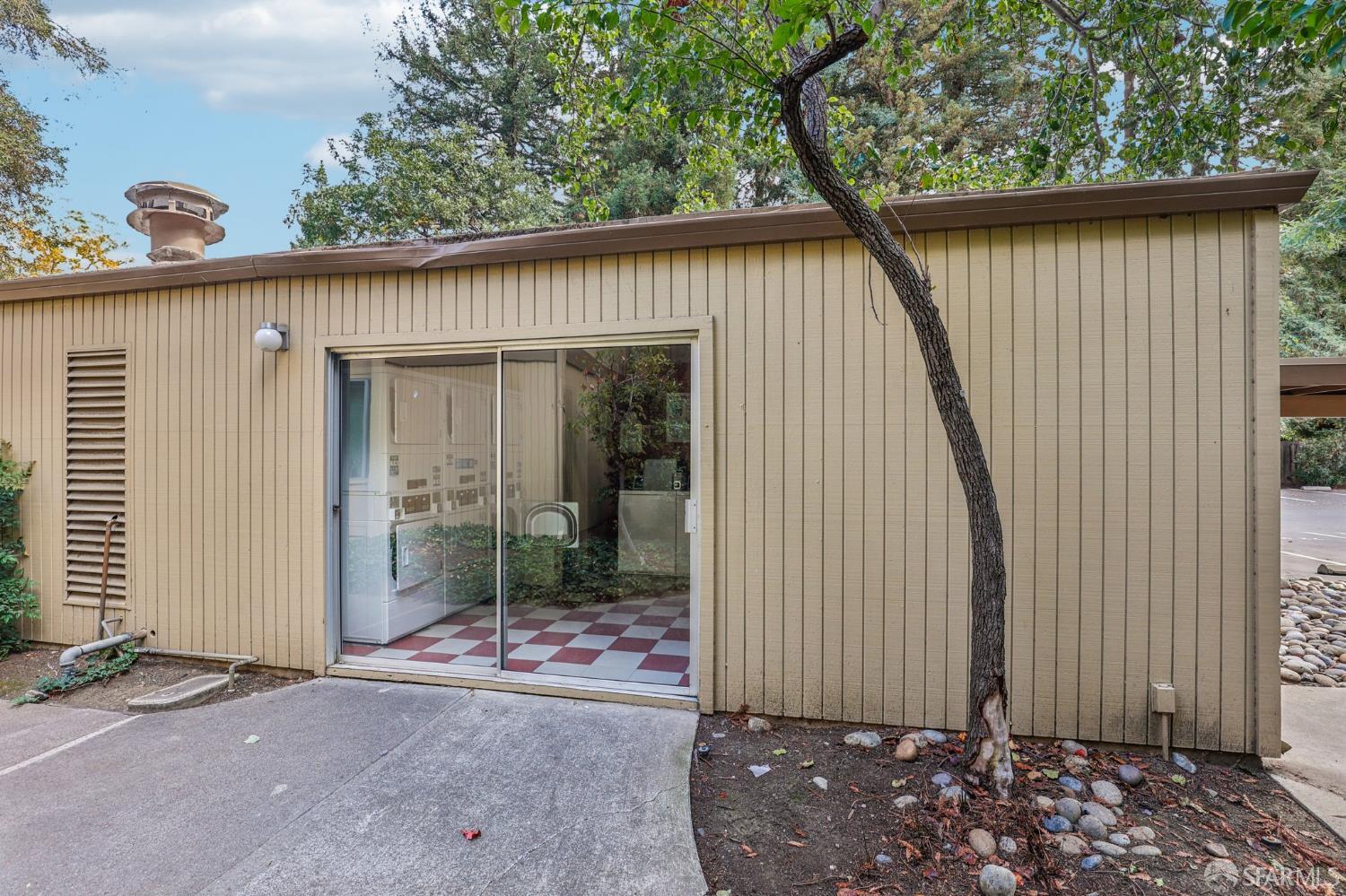 505 Cypress Point Drive, Unit 40 Mountain View, CA 94043 - Photo 28 of 34 a backyard of a house