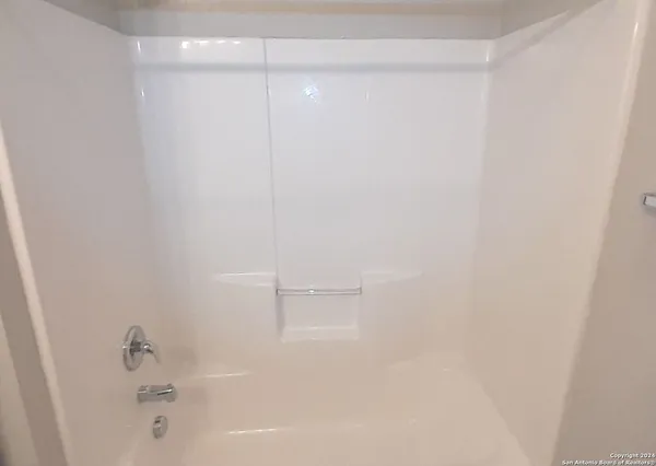 $805 | 112 Lone Oak, Unit D201, Floresville, TX 78114