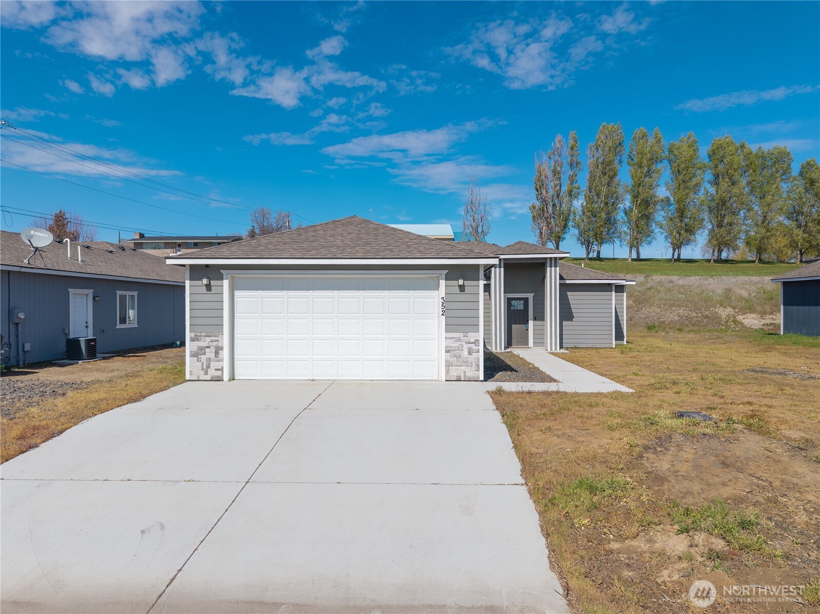 352 East Davis Street Connell, WA 99326 - Photo 2 of 40 front view of a house with a yard