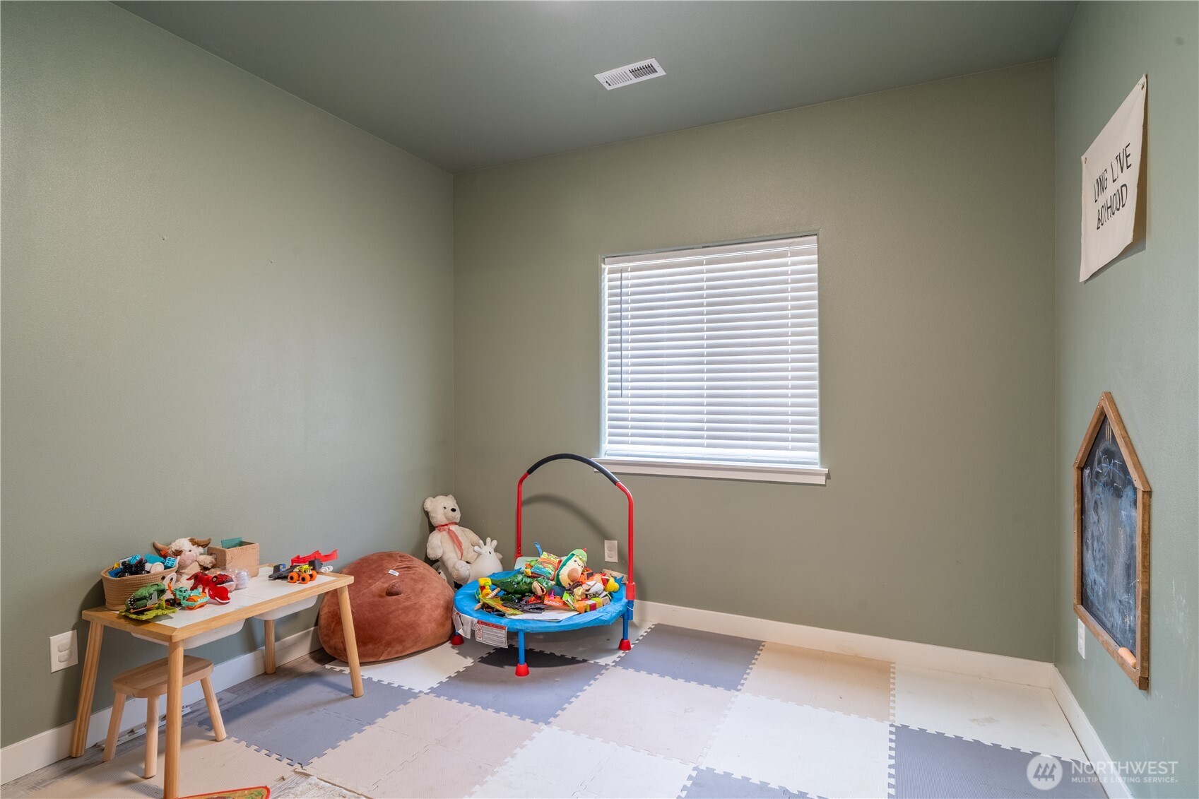352 East Davis Street Connell, WA 99326 - Photo 22 of 35 a living room with furniture and window