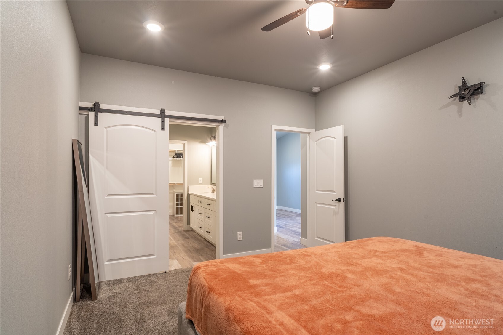 352 East Davis Street Connell, WA 99326 - Photo 22 of 40 a bathroom with a bathtub and shower