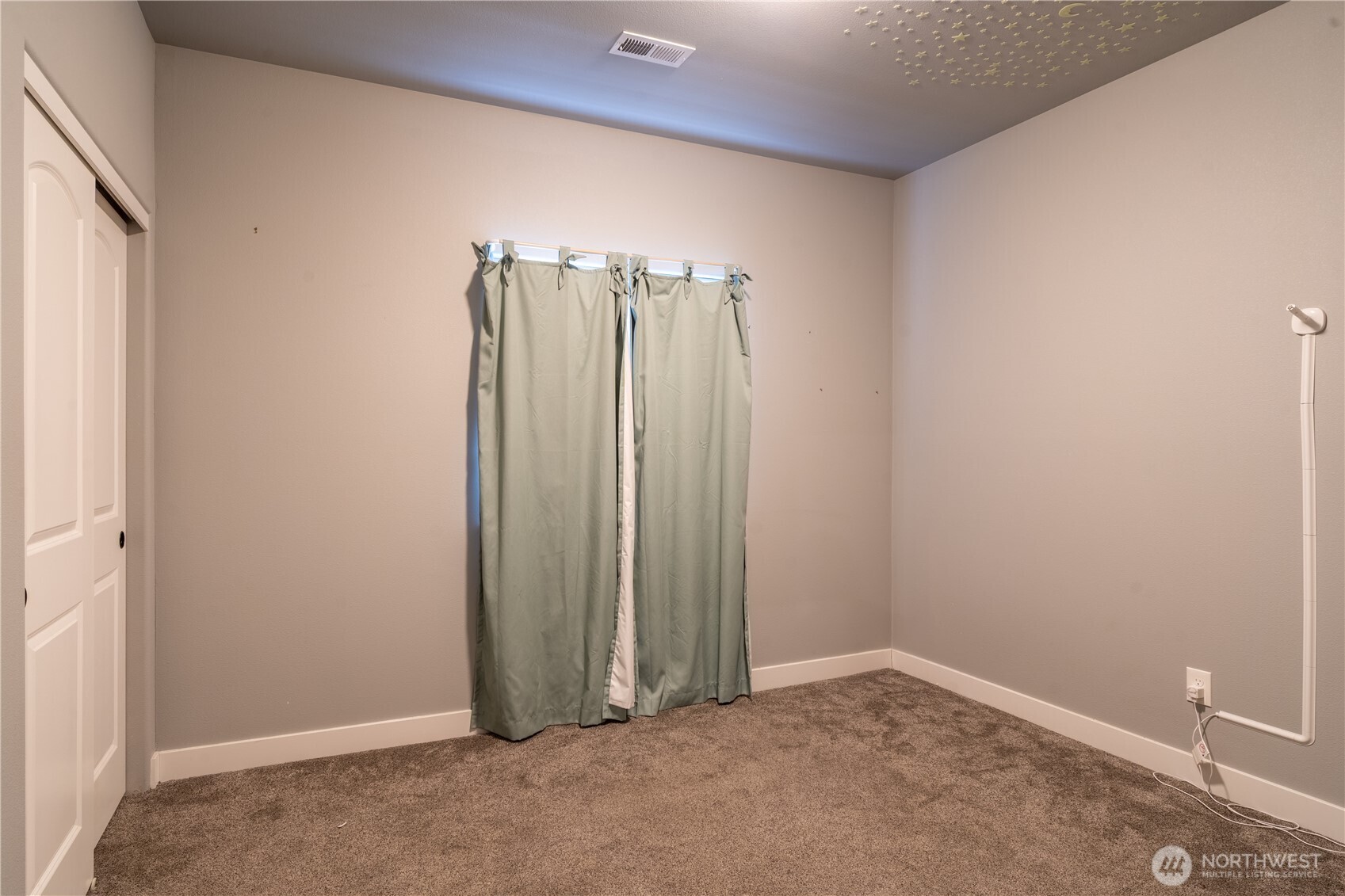 352 East Davis Street Connell, WA 99326 - Photo 24 of 35 an empty room with a window
