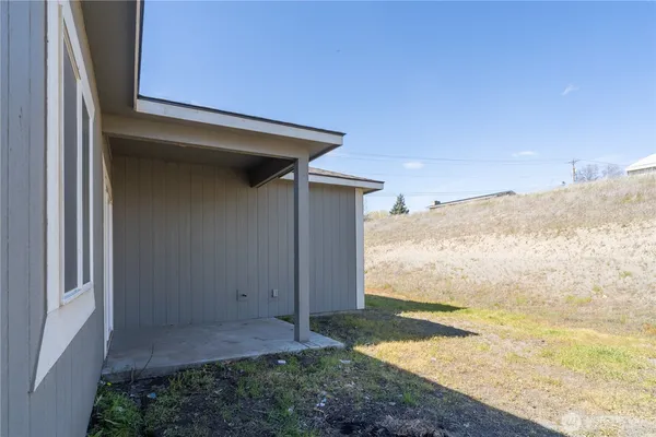 a view of back yard of the house