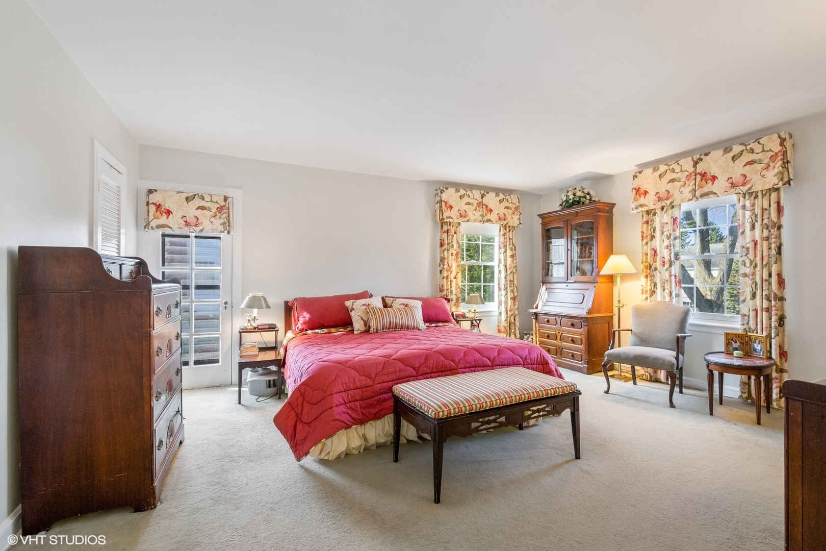 914 Cherokee Road Wilmette, IL 60091 - Photo 14 of 24 a bedroom with a bed and wooden floor