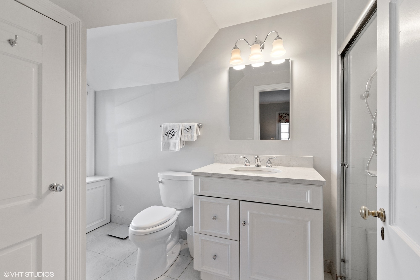 914 Cherokee Road Wilmette, IL 60091 - Photo 15 of 24 a bathroom with a toilet a sink and a mirror