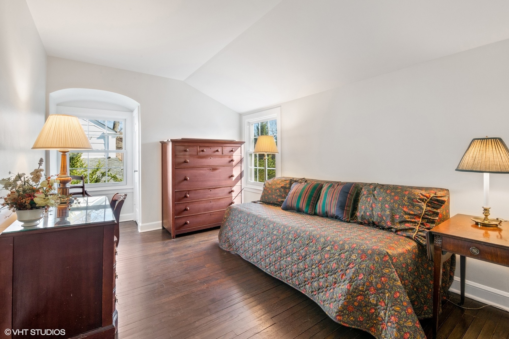 914 Cherokee Road Wilmette, IL 60091 - Photo 16 of 24 a bed room with a bed and a lamp