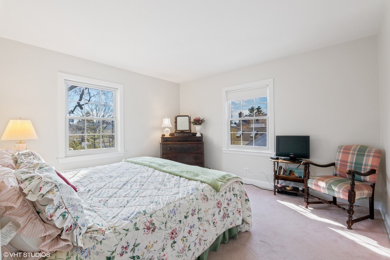 914 Cherokee Road Wilmette, IL 60091 - Photo 17 of 24 a bedroom with a large bed and a tv