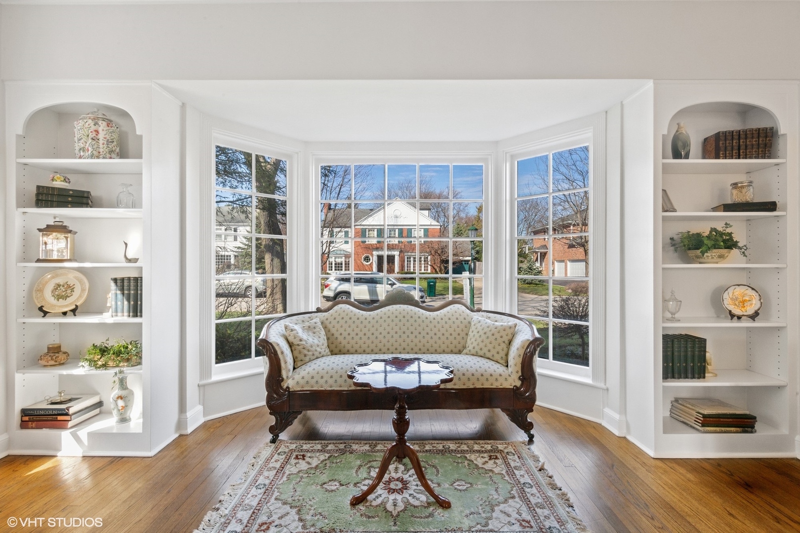 914 Cherokee Road Wilmette, IL 60091 - Photo 6 of 24 a living room with furniture and a window