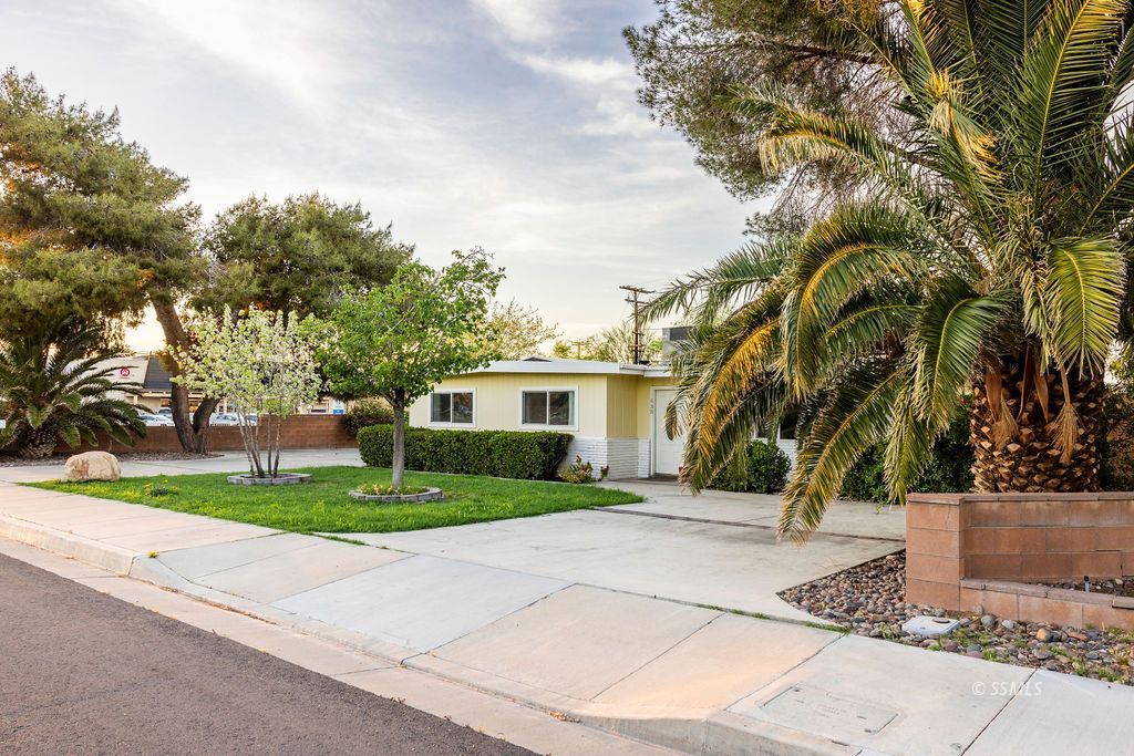 438 West Ward Avenue Ridgecrest, CA 93555 - Photo 2 of 46