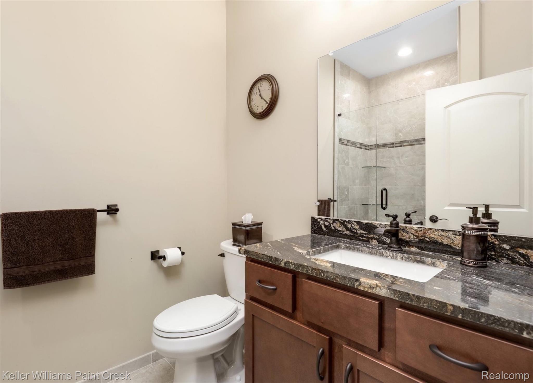 1027 Hampshire Court Rochester, MI 48307 - Photo 13 of 30 Second full bath with beautiful granite vanity.