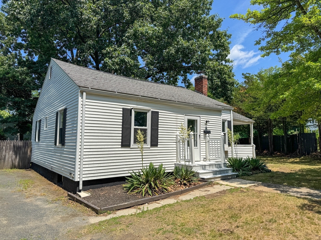 4 Wolfe Street Springfield, MA 01020 - Photo 3 of 24