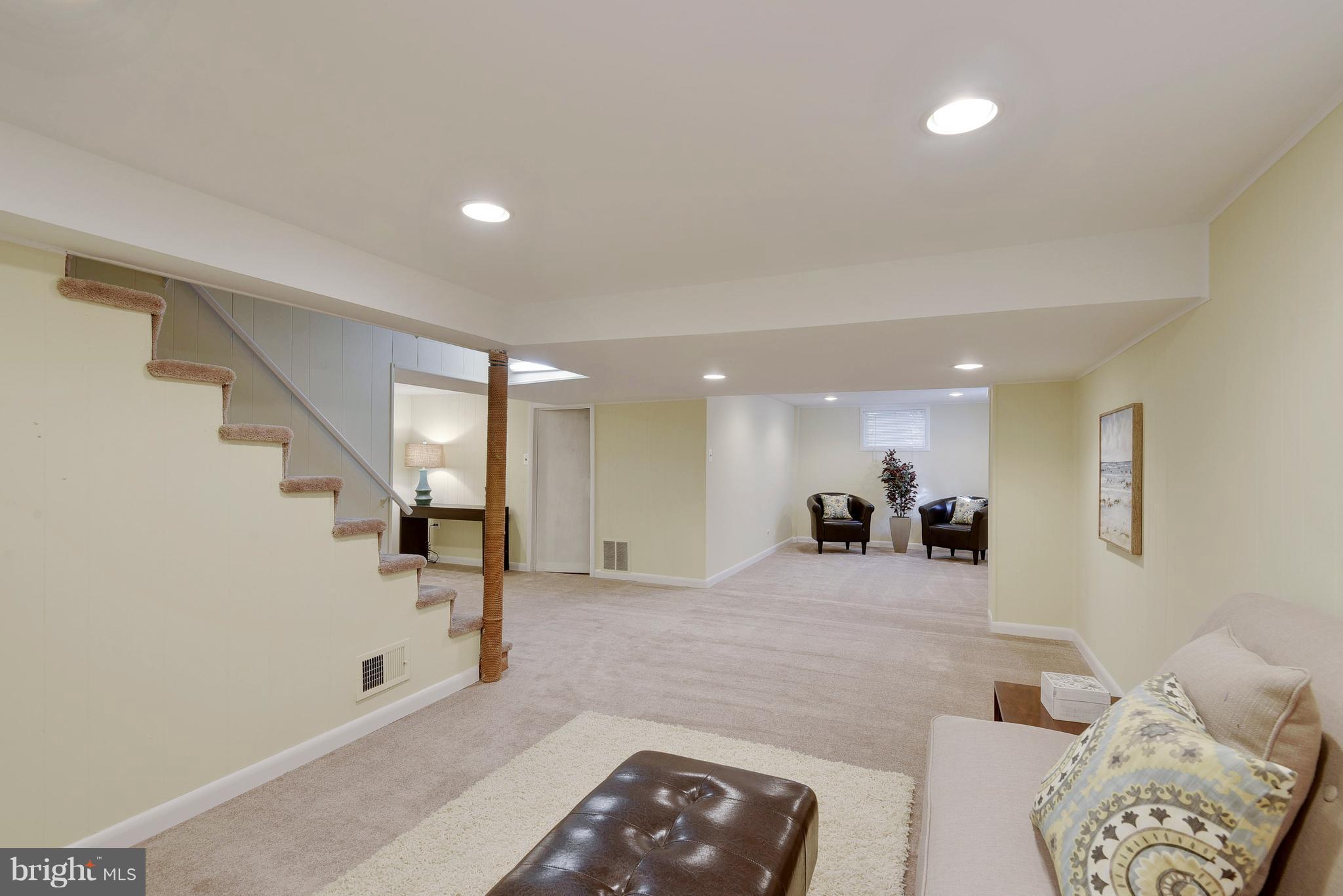 10209 Carson Place Silver Spring, MD 20901 - Photo 20 of 27 a large room with a couch