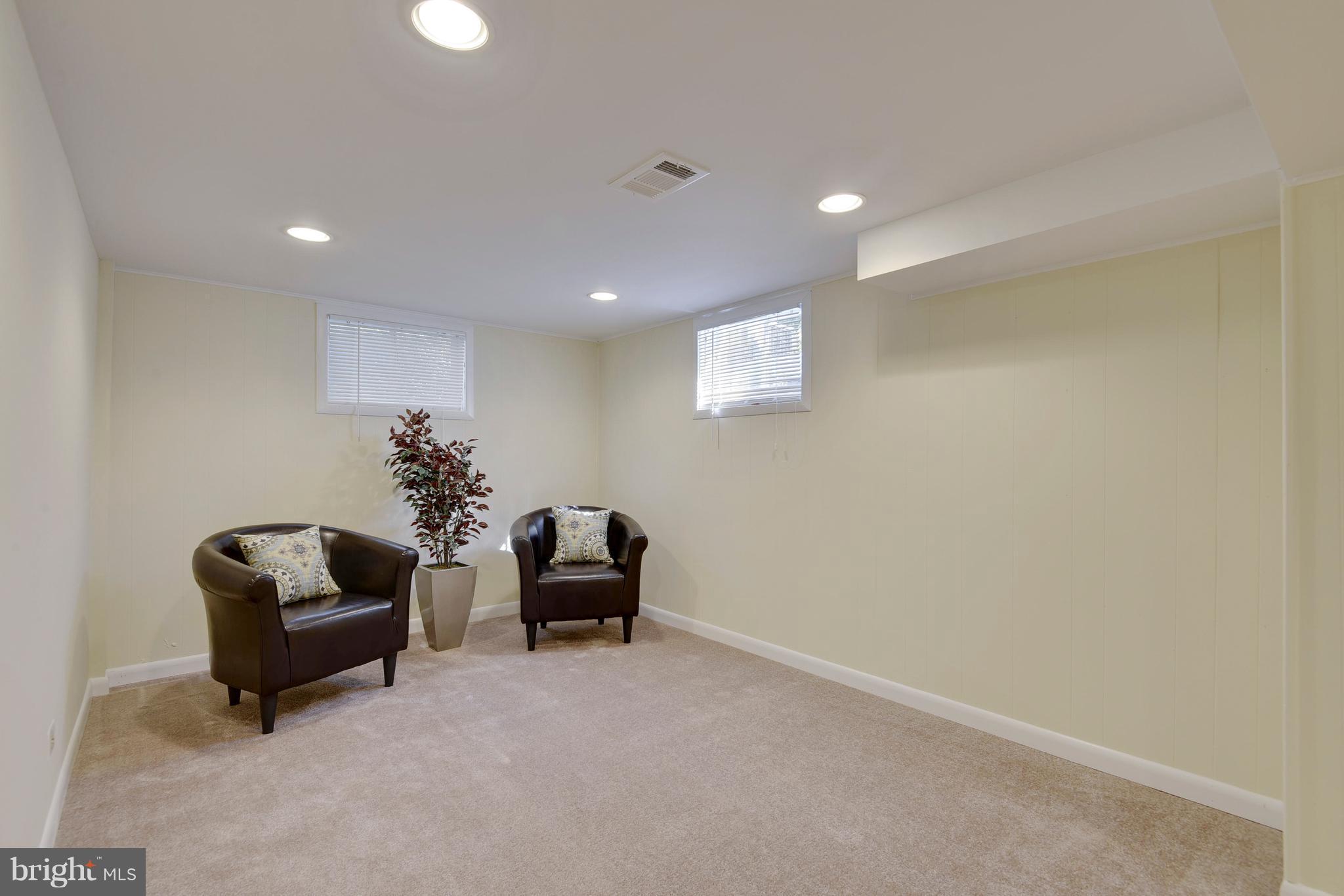 10209 Carson Place Silver Spring, MD 20901 - Photo 22 of 27 a living room with furniture