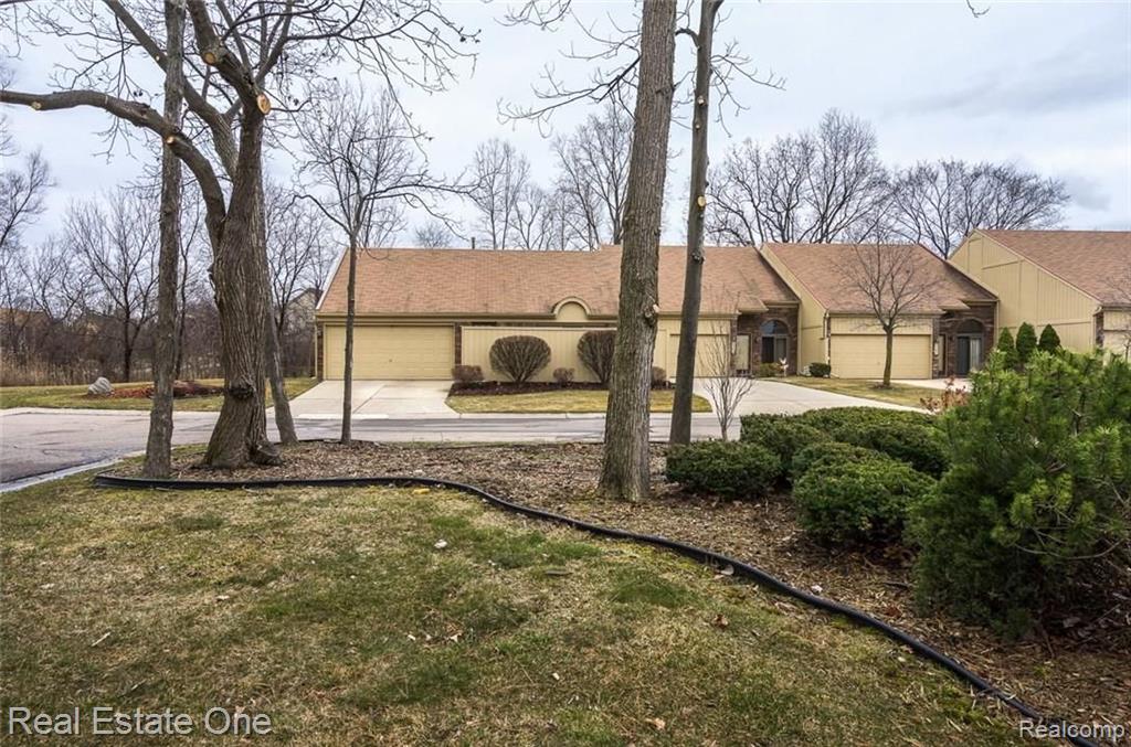 2379 Rochelle Park Drive Rochester Hills, MI 48309 - Photo 3 of 24