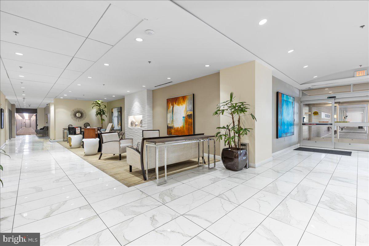 5101 River Road, Unit 1506 Bethesda, MD 20816 - Photo 24 of 37 a living room with furniture and a potted plant