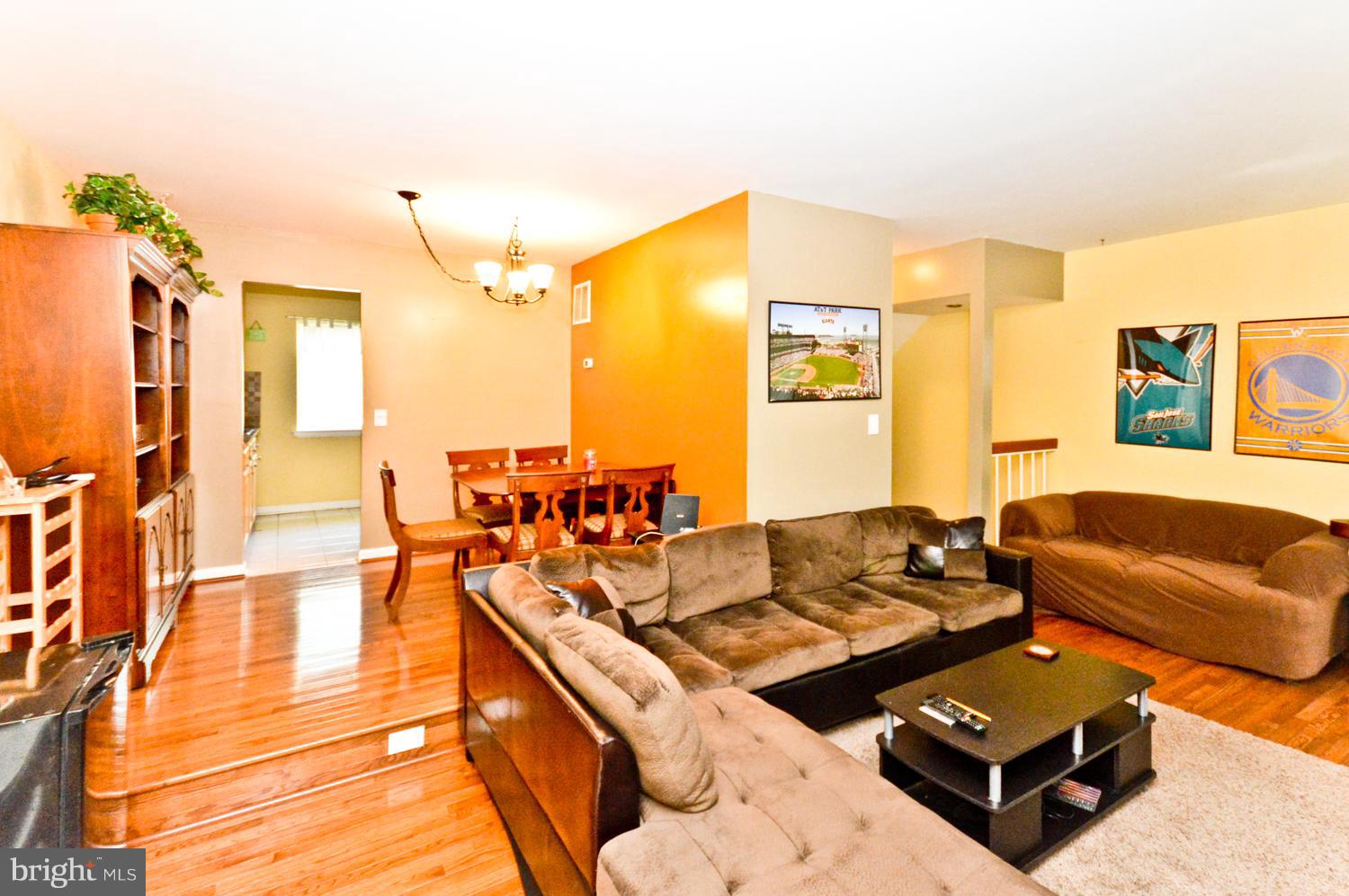 11971 Barrel Cooper Court Reston, VA 20191 - Photo 8 of 29 Living Room
