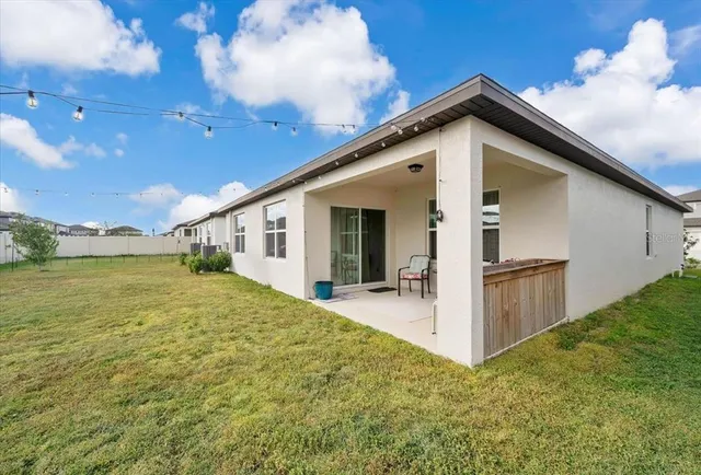a view of a house with backyard