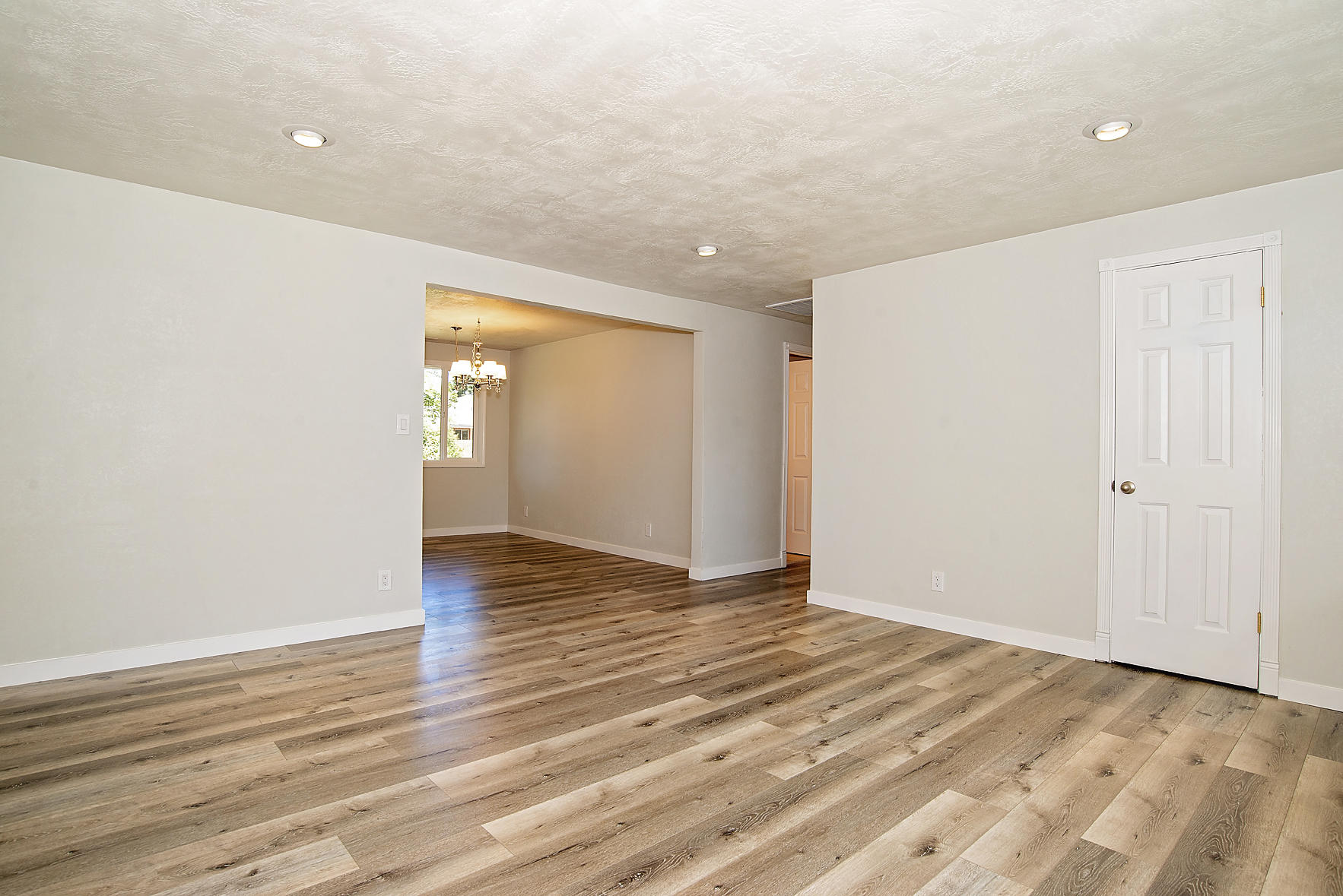 112 Vincent Avenue Central Point, OR 97502 - Photo 10 of 29 Living Room