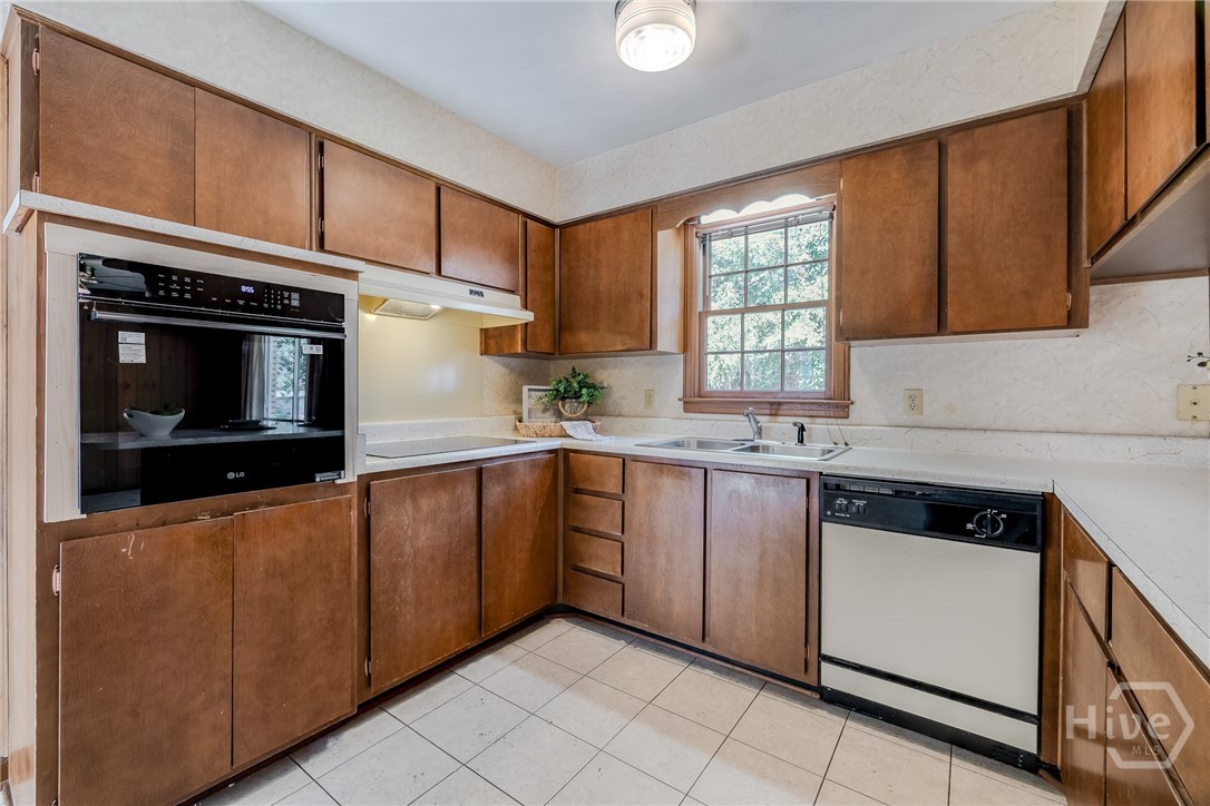 704 Glenbrook Road Savannah, GA 31419 - Photo 12 of 32