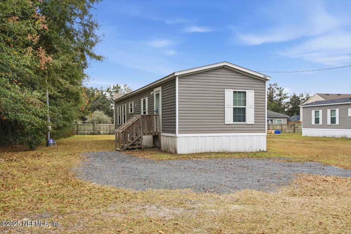 a view of a house with backyard