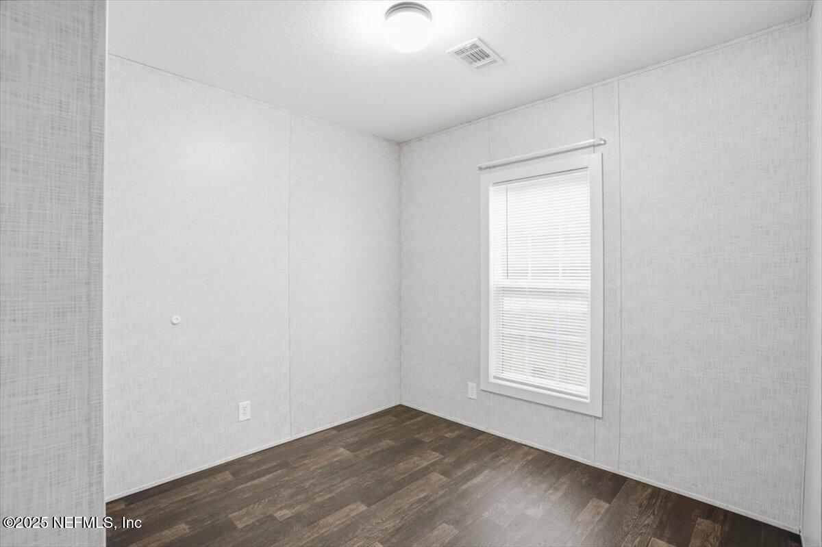 524 West Railroad Avenue Macclenny, FL 32063 - Photo 7 of 11 an empty room with windows and closet