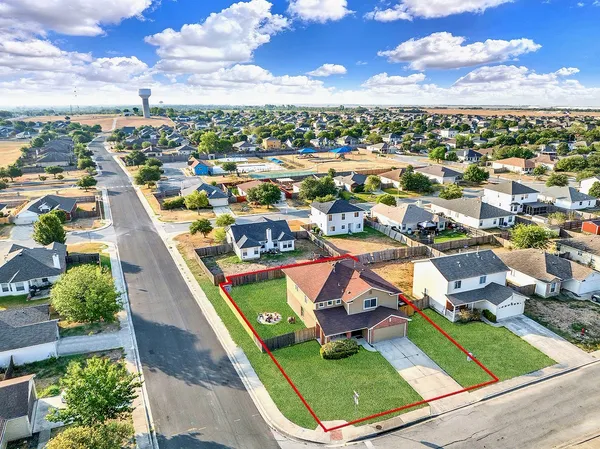 a view of entryway with a garden and entryway
