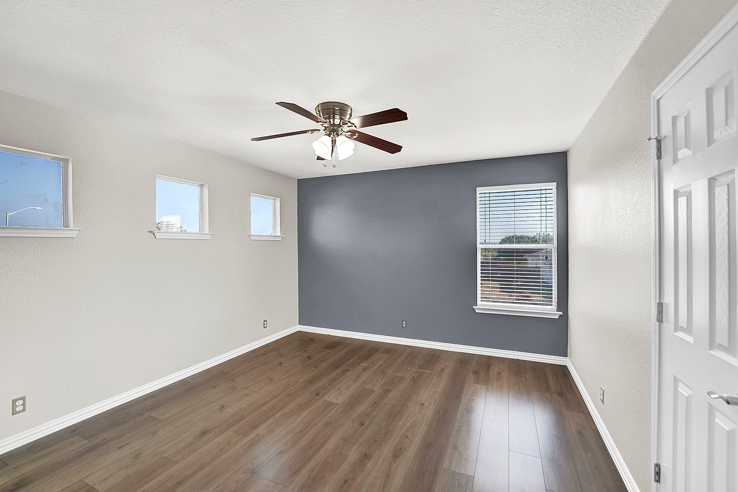 113 Endeavour Kyle, TX 78640 - Photo 26 of 38 Bedroom #5 on upper level with walk-in closet
