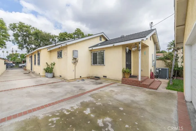 a view of a house with backyard and garden