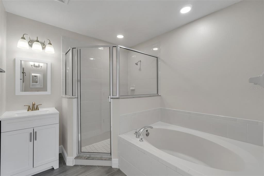 506 Peace Way Kissimmee, FL 34759 - Photo 22 of 34 a bathroom with a bathtub sink vanity and mirror