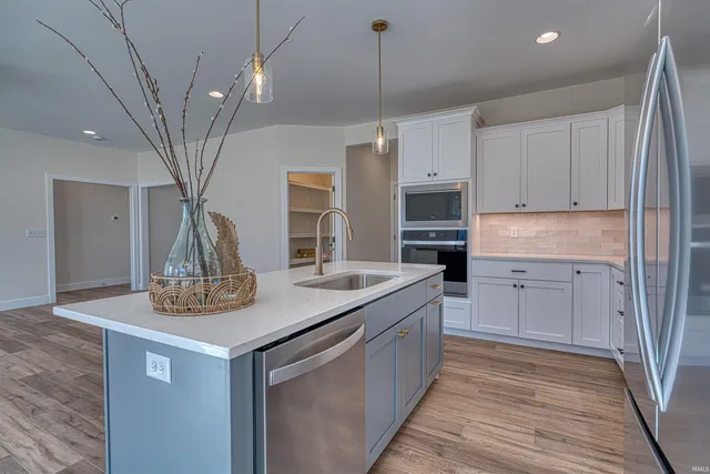 $489,900 | 19115 Braeburn Drive, Evansville, IN 47725