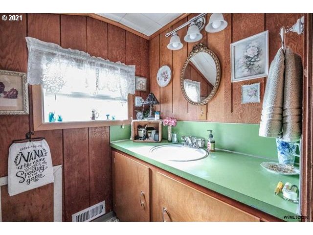 263 12th Street Lebanon, OR 97355 - Photo 12 of 32