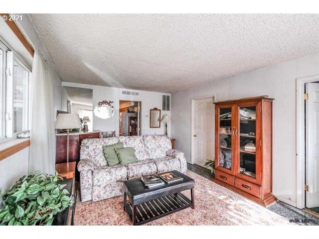 263 12th Street Lebanon, OR 97355 - Photo 5 of 32
