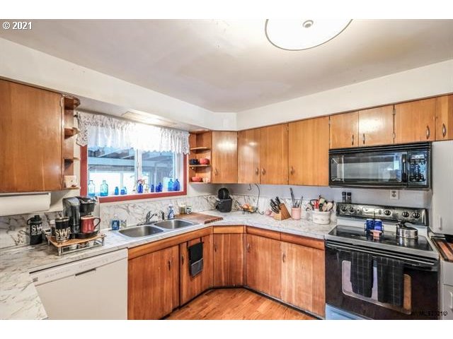 263 12th Street Lebanon, OR 97355 - Photo 9 of 32
