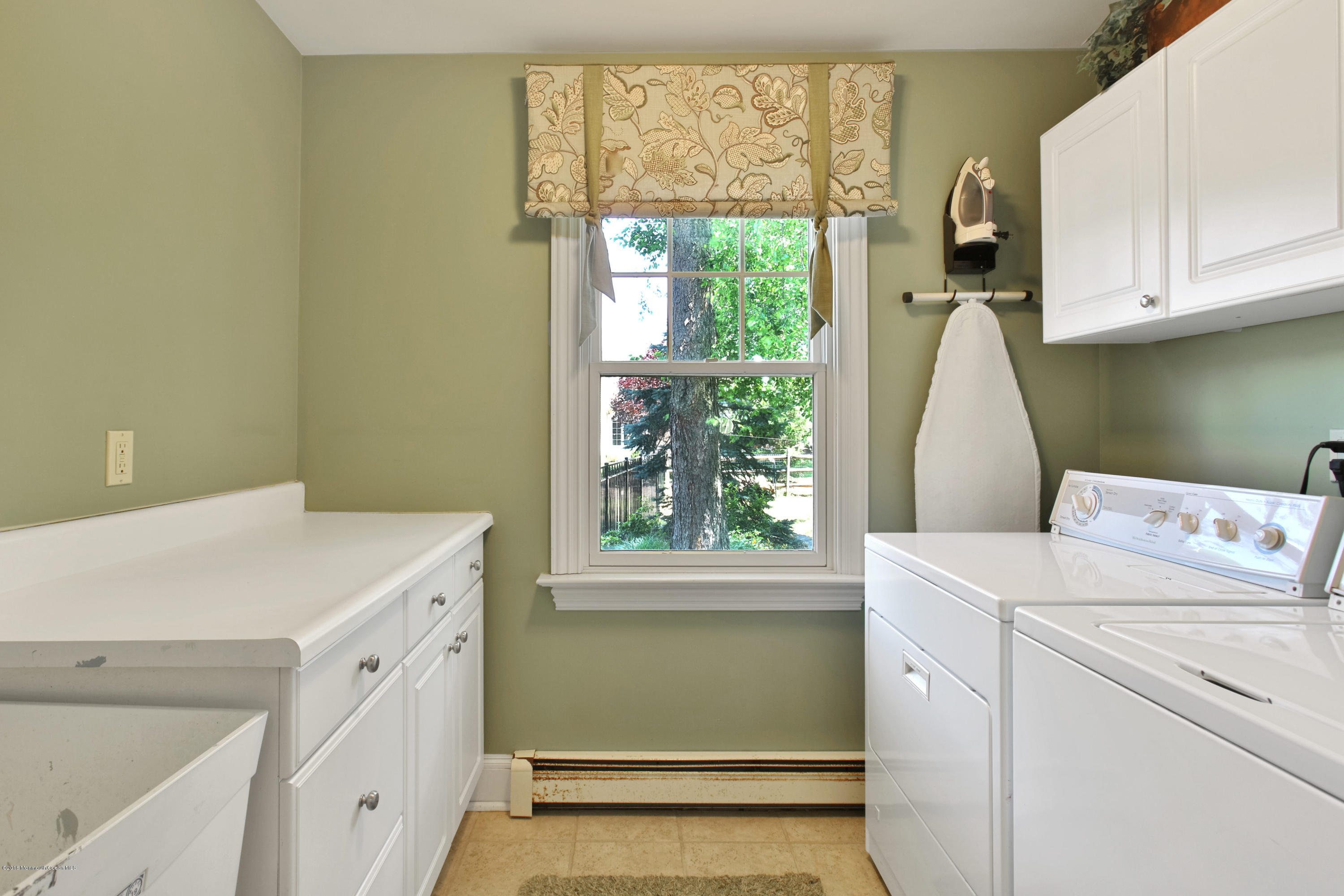 7 Partridge Way Colts Neck, NJ 07722 - Photo 39 of 50 a utility room with dryer and washer