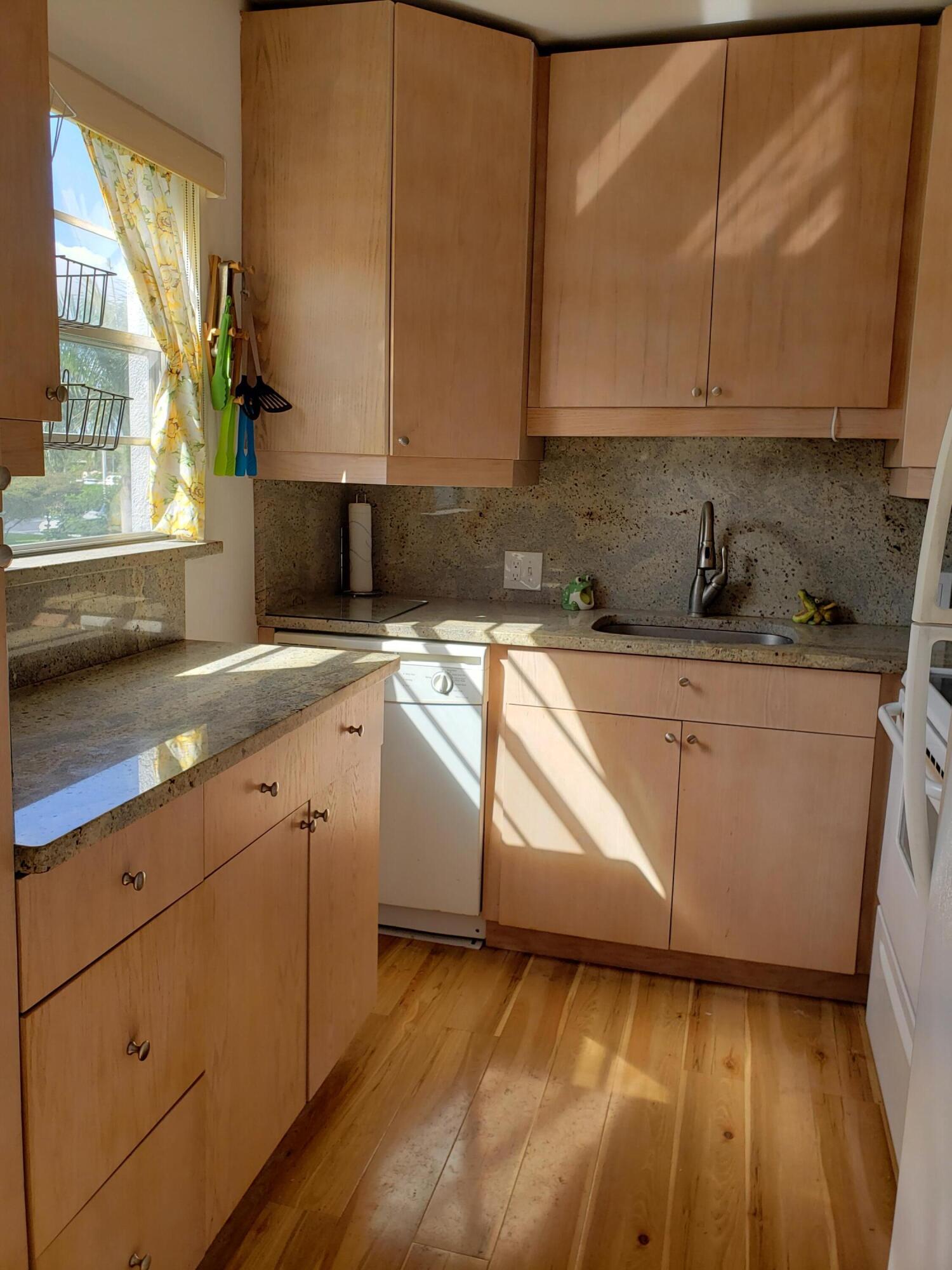 39 Suffolk A, Unit 39A Boca Raton, FL 33434 - Photo 3 of 28 bright sunny kitchen