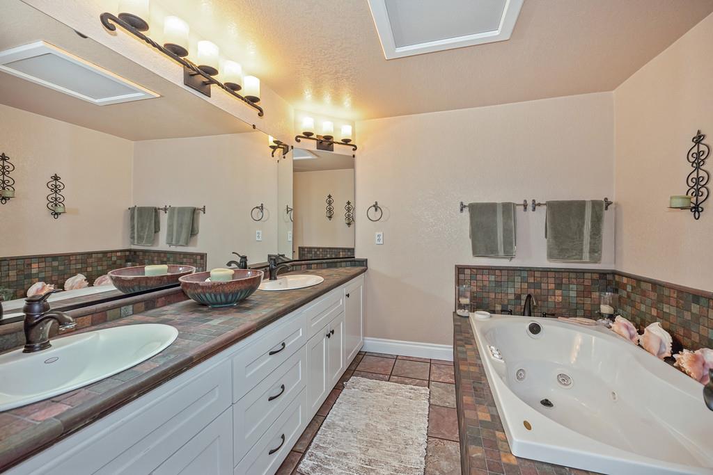5551 Saddlehorn Road Shingle Springs, CA 95682 - Photo 38 of 48 Main level Bathroom