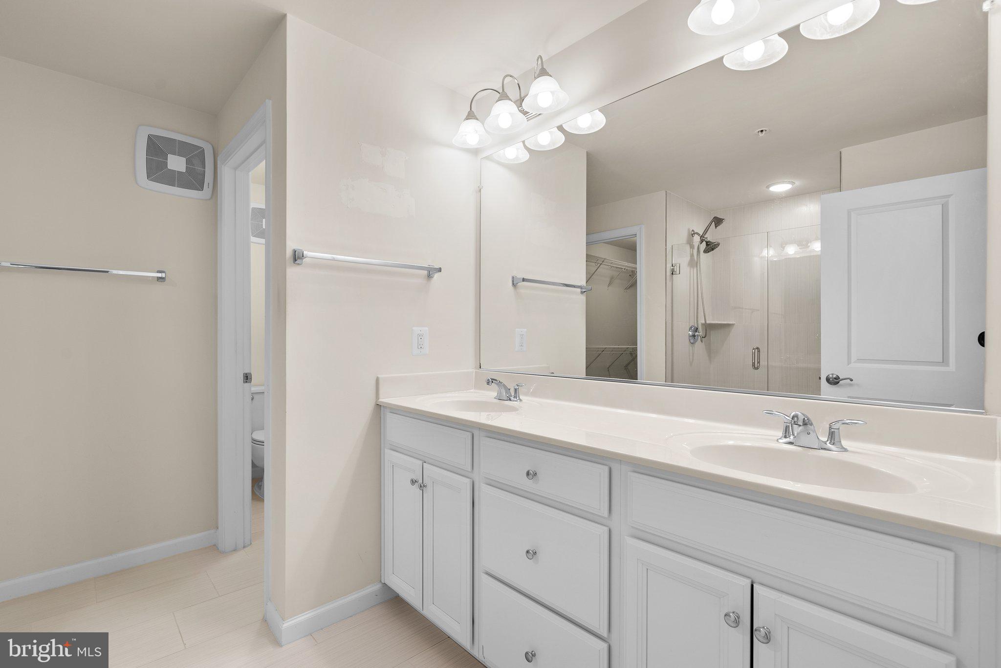 2734 Duvall Ridge Road Hyattsville, MD 20785 - Photo 22 of 31 Primary ensuite.