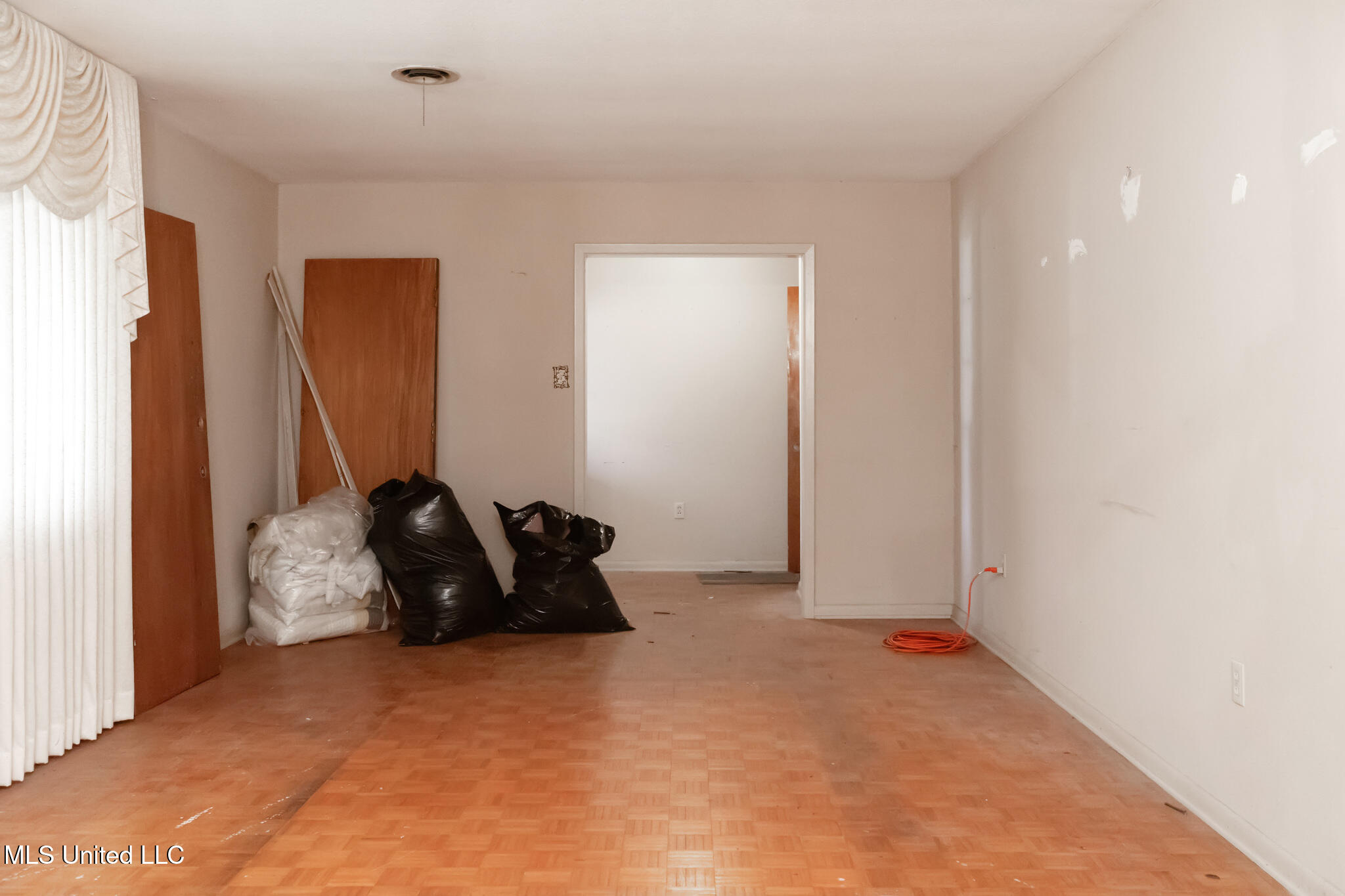 4539 Ridgewood Road Jackson, MS 39211 - Photo 23 of 30 4539_Ridgewood_Rd_Jackson_MS_39211-Livin