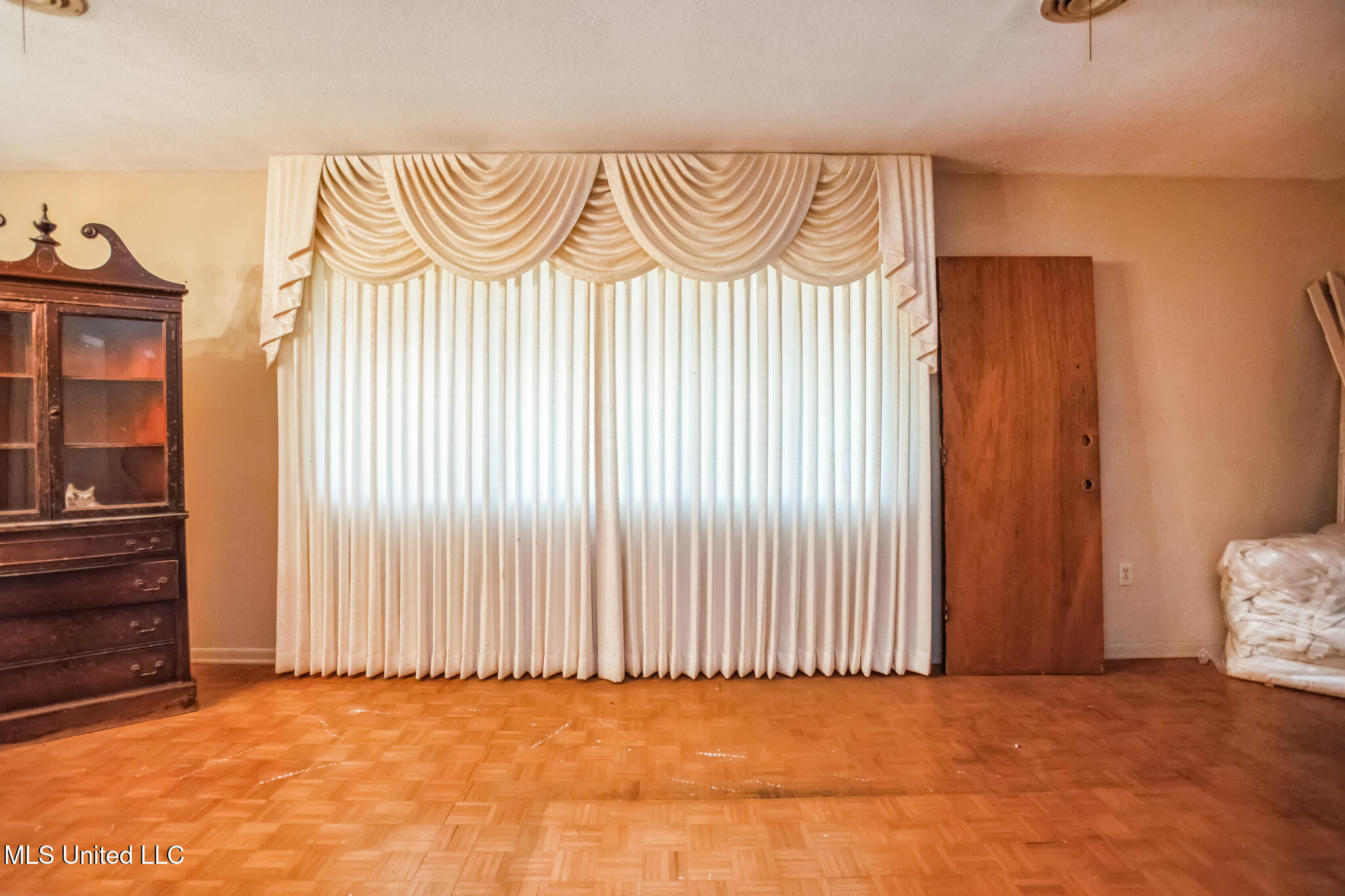 4539 Ridgewood Road Jackson, MS 39211 - Photo 8 of 30 4539_Ridgewood_Rd_Jackson_MS_39211-Livin