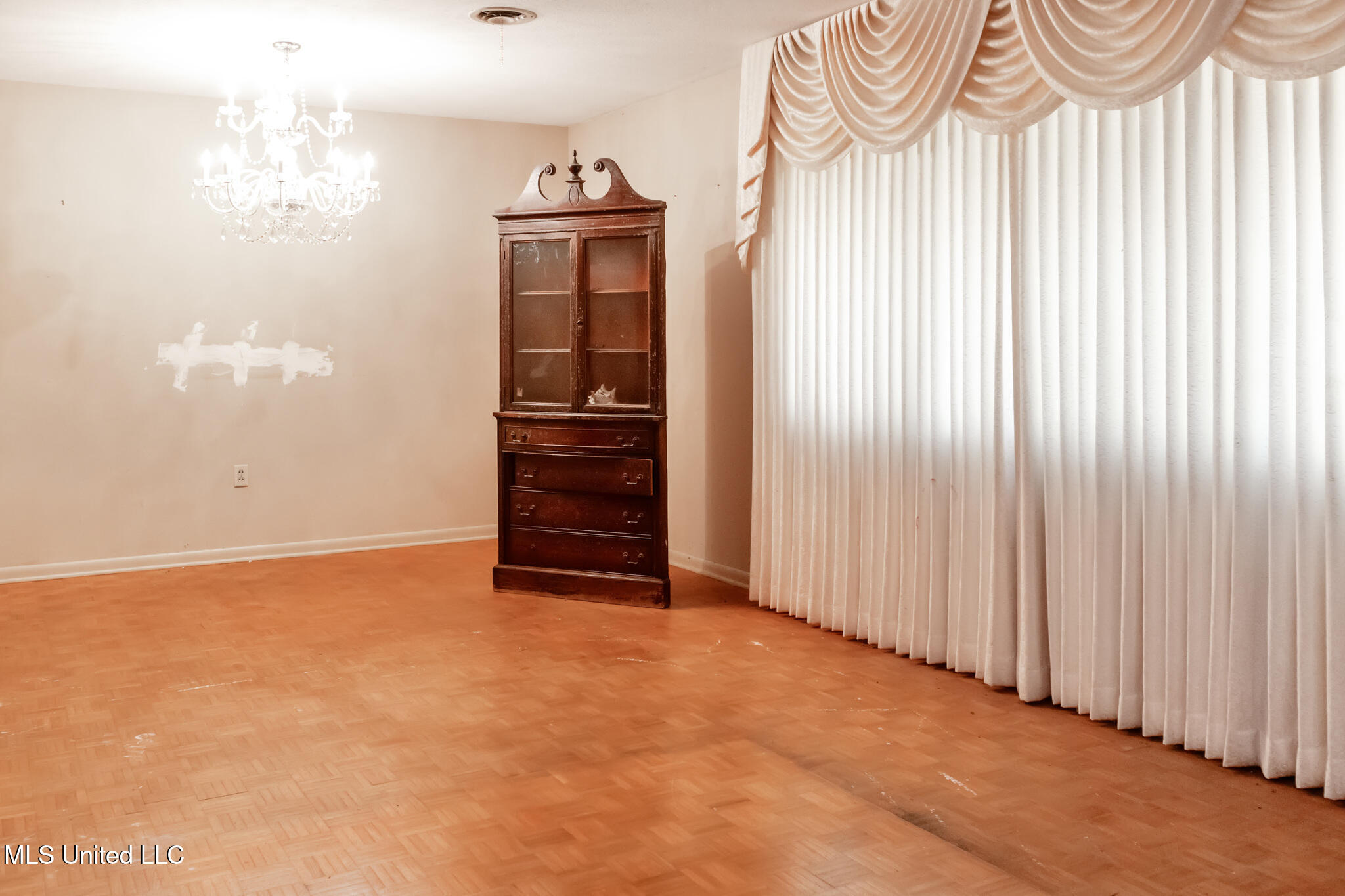 4539 Ridgewood Road Jackson, MS 39211 - Photo 9 of 30 4539_Ridgewood_Rd_Jackson_MS_39211-Livin