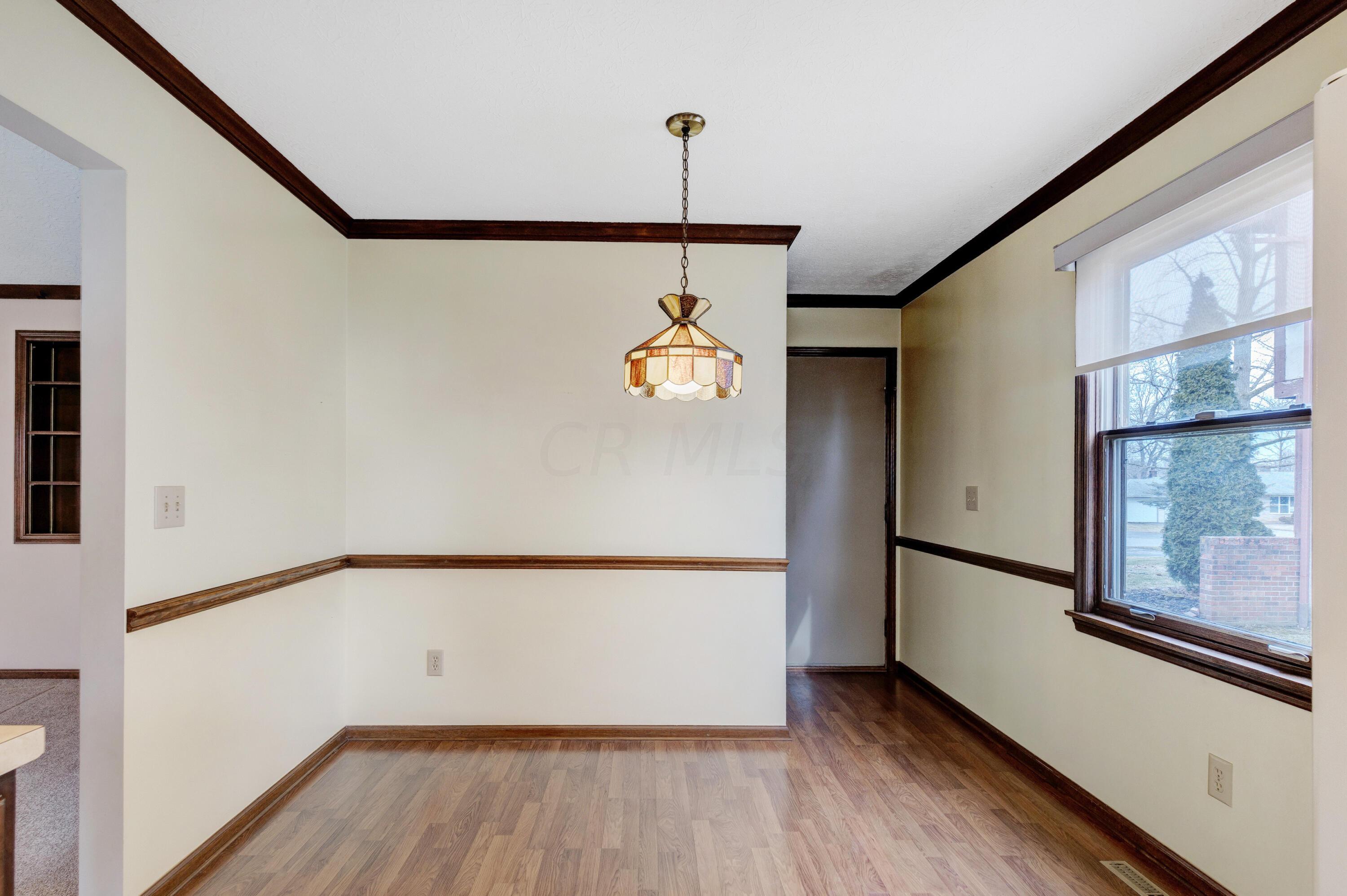 2571 Youngs Grove Road Columbus, OH 43231 - Photo 10 of 40 Eating area-Nice neutral decor