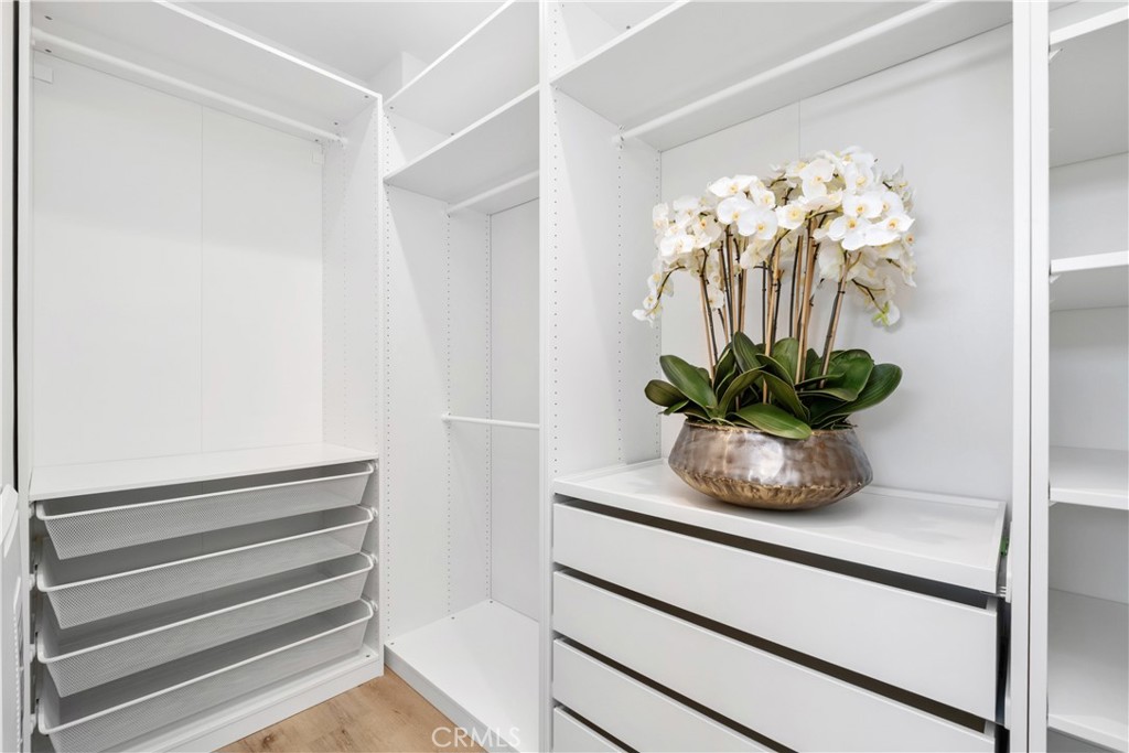 154 Keeper Irvine, CA 92618 - Photo 19 of 42 a close view of dining table with wooden floor and a potted plant