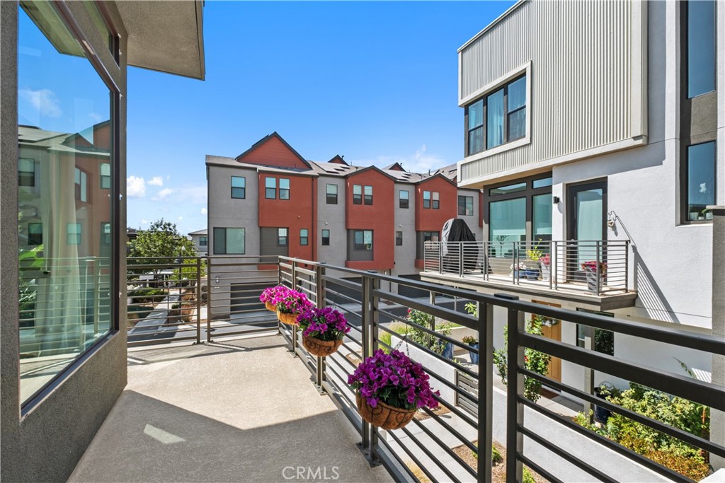 154 Keeper Irvine, CA 92618 - Photo 25 of 42 a view of a street with sitting area