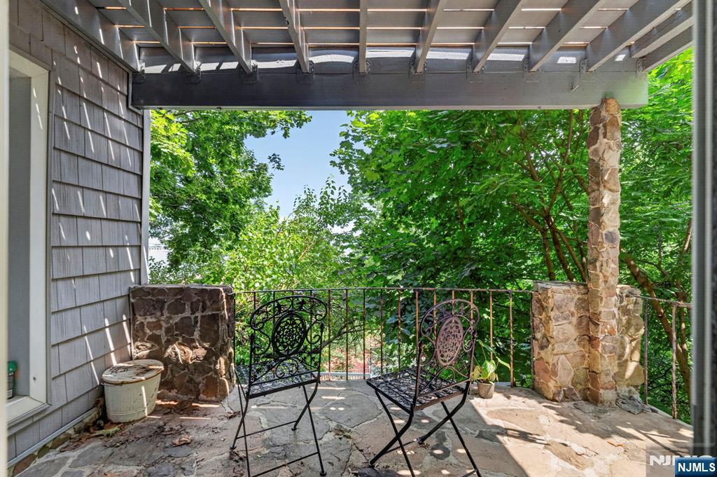 8 Old Wood Road Edgewater, NJ 07020 - Photo 19 of 25