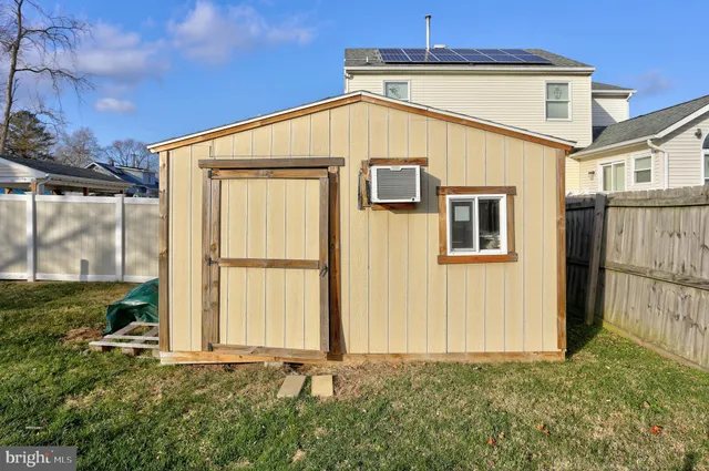 a view of a house with backyard