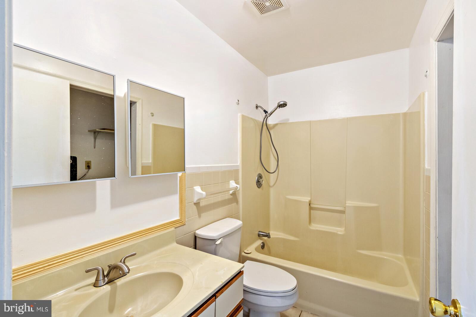 18 Lea Road Colonial Beach, VA 22443 - Photo 10 of 26 Main Bathroom